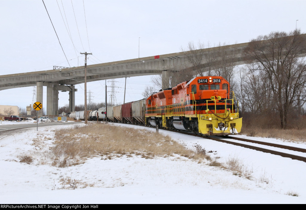 HESR 3414 & 3484 lead 702 south as the enter the Saginaw area